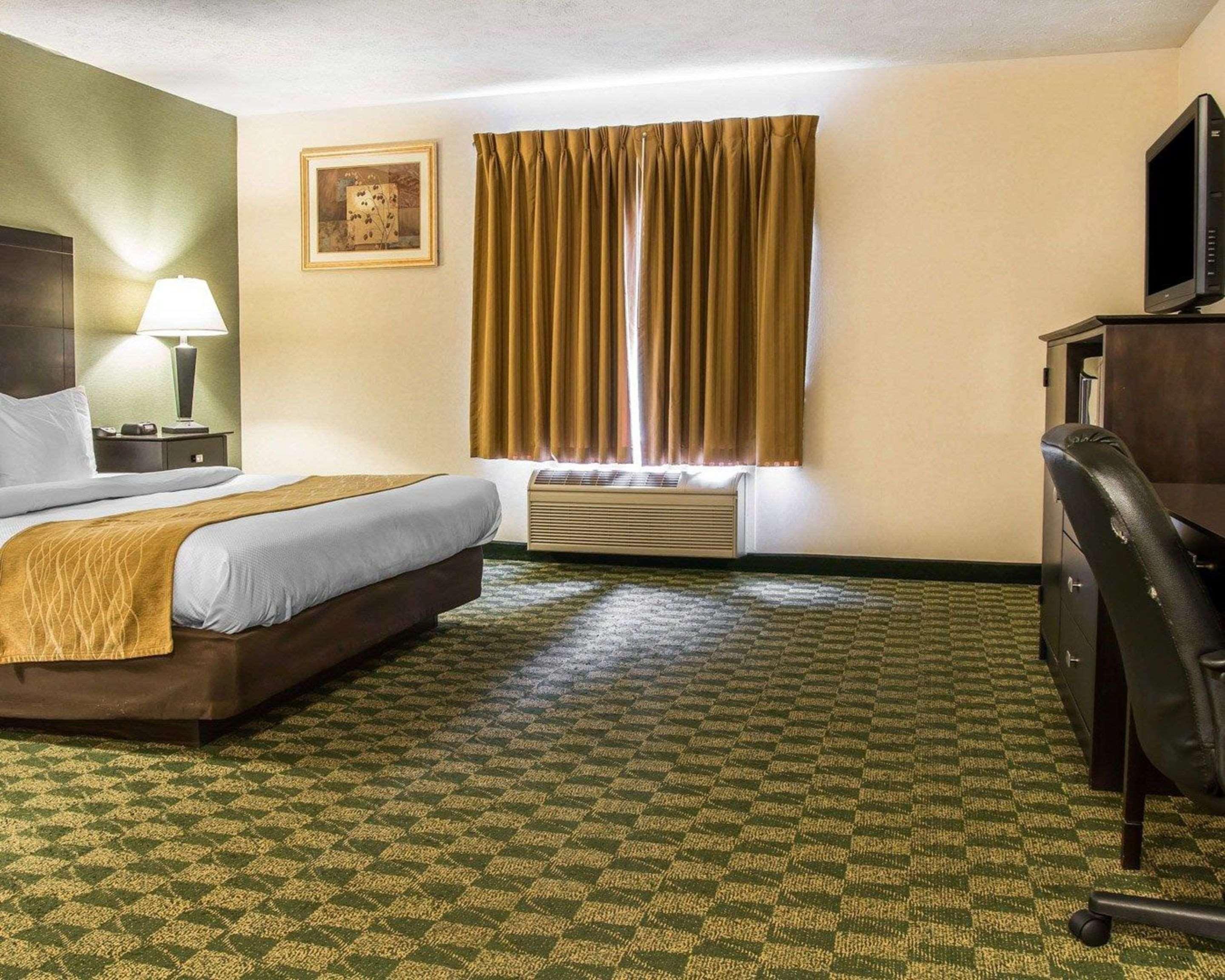 Comfort Inn Whitehall Near Michigan'S Adventure Екстериор снимка