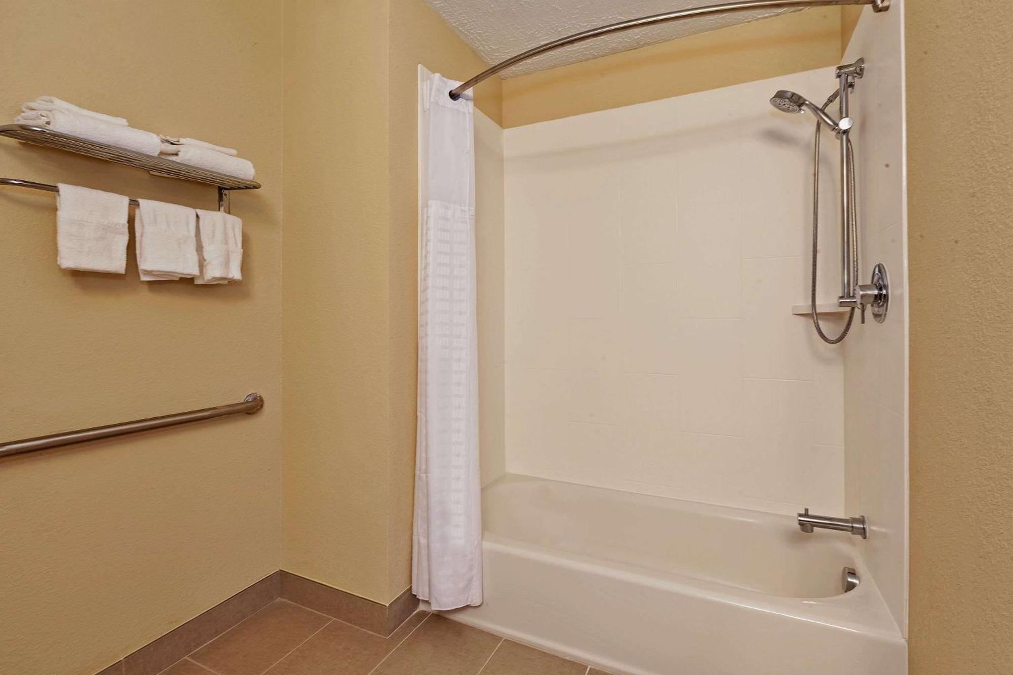 Comfort Inn Whitehall Near Michigan'S Adventure Екстериор снимка
