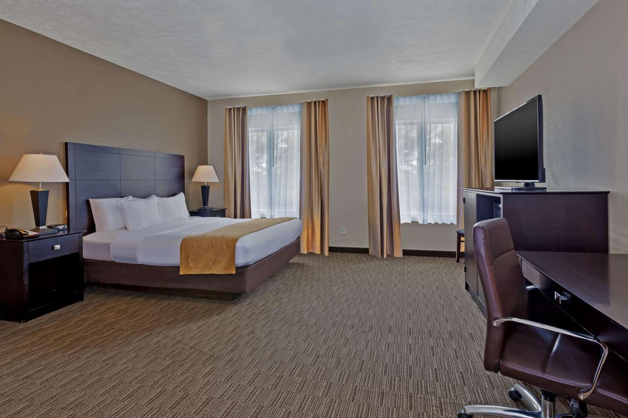 Comfort Inn Whitehall Near Michigan'S Adventure Екстериор снимка