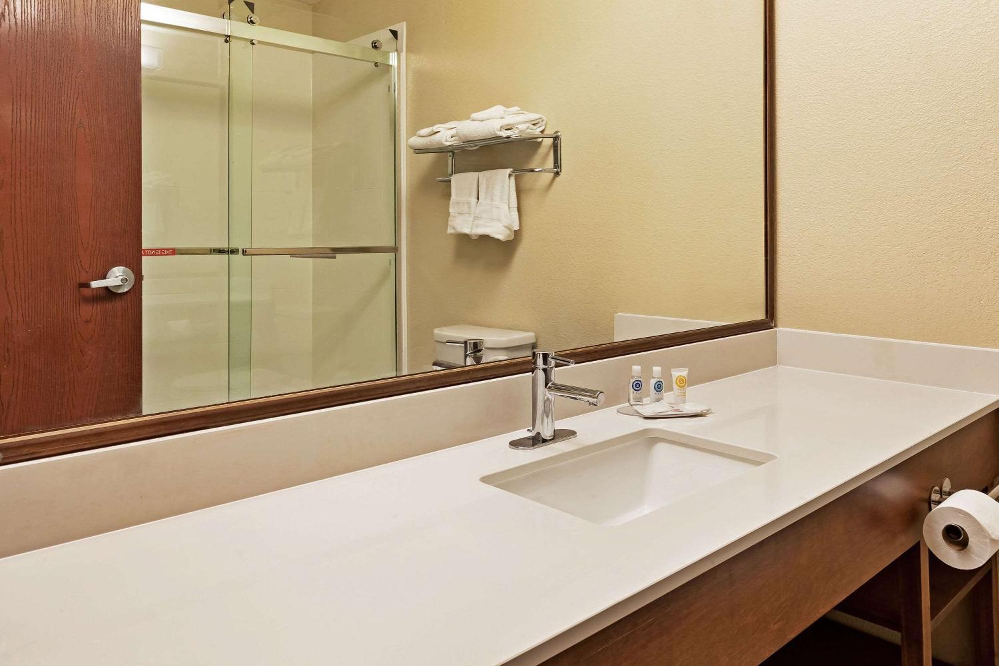 Comfort Inn Whitehall Near Michigan'S Adventure Екстериор снимка
