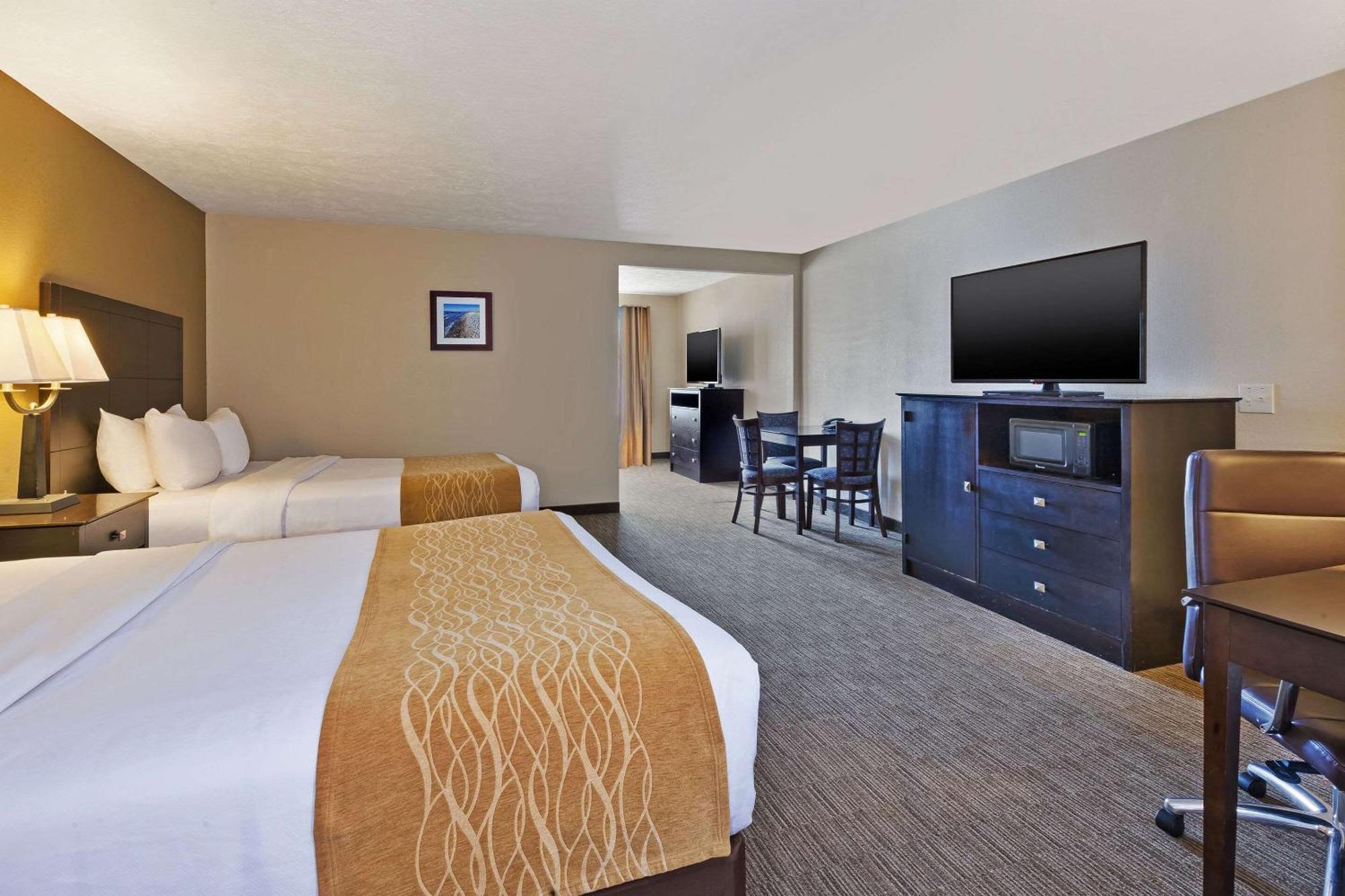 Comfort Inn Whitehall Near Michigan'S Adventure Екстериор снимка