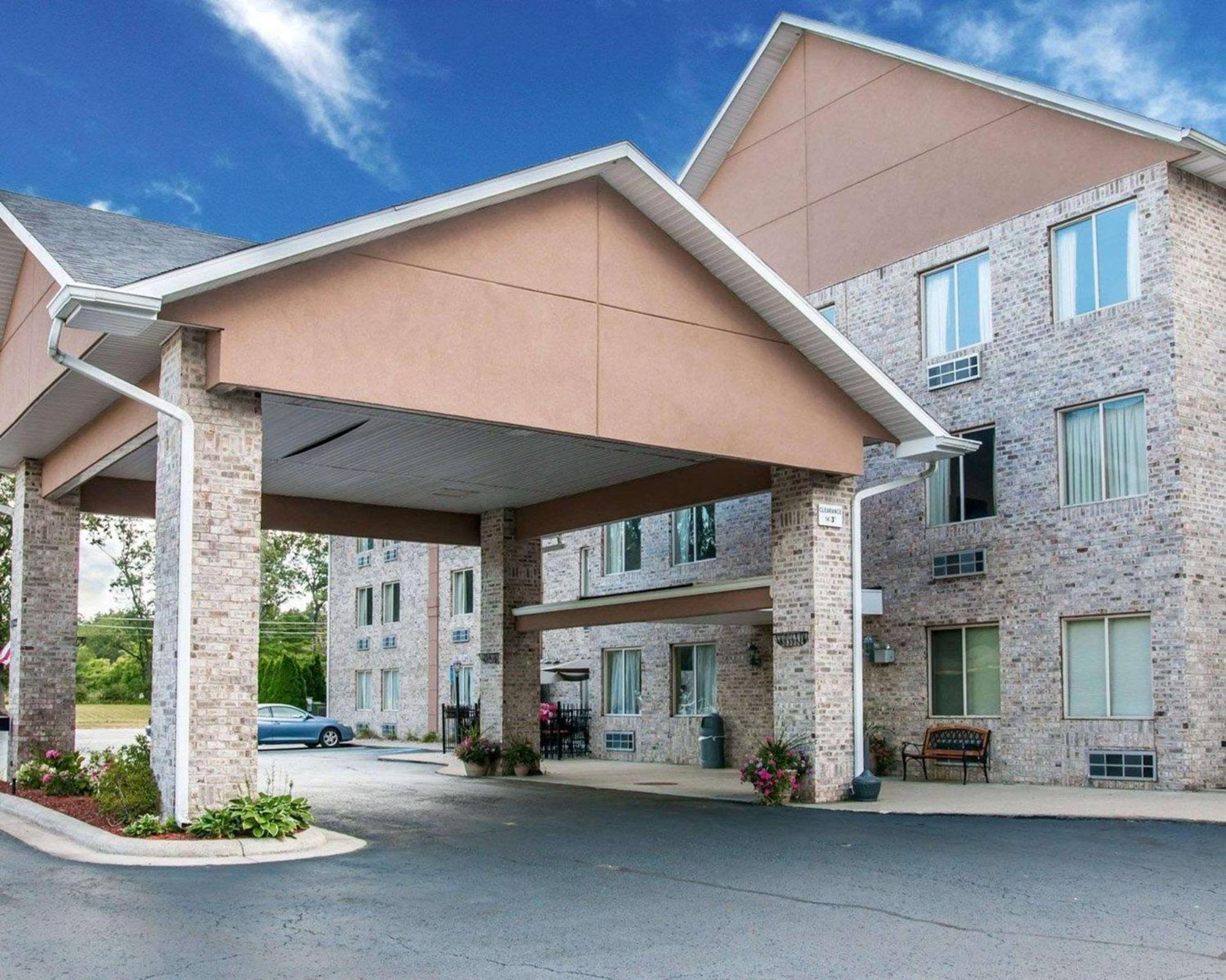 Comfort Inn Whitehall Near Michigan'S Adventure Екстериор снимка